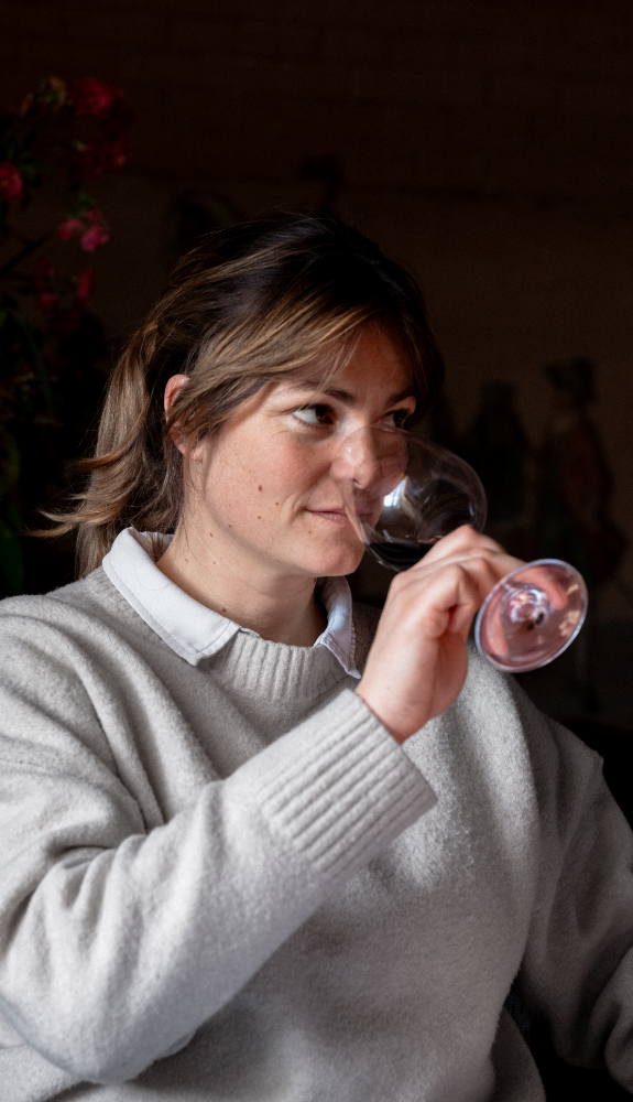 Daisy Sichel – Château Angludet Daisy Sichel dégustant un verre de vin au Château Angludet