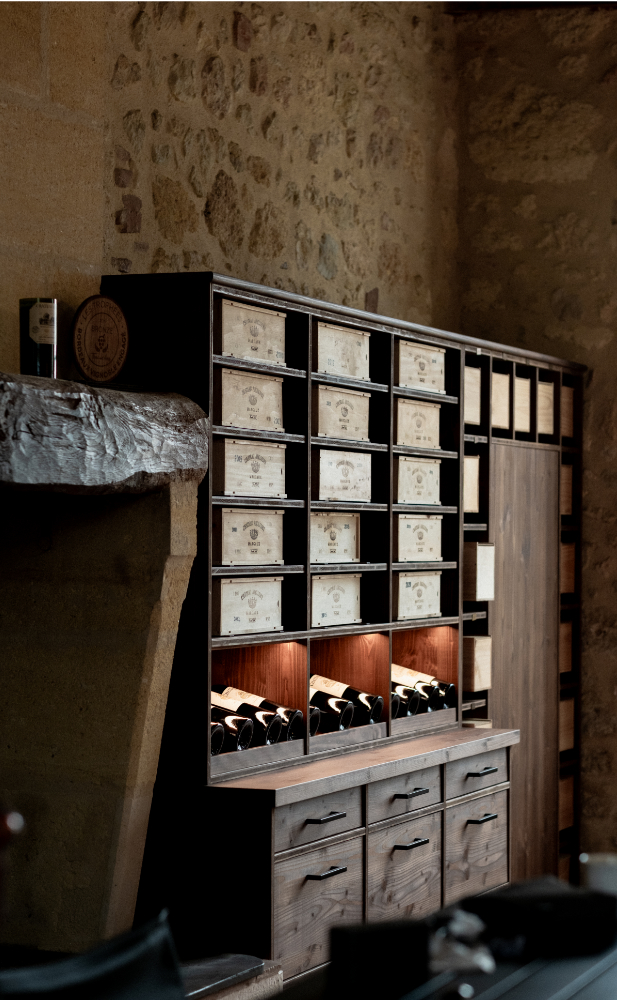 Espace de dégustation – Château Angludet Espace de dégustation aménagé dans une cave en pierre au Château Angludet