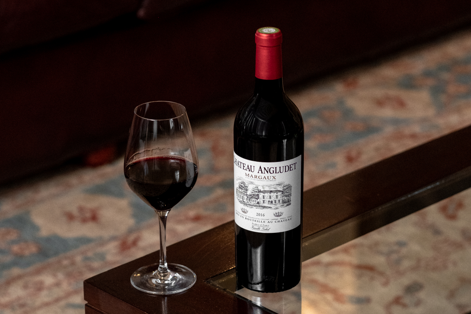 chateau_angludet_margaux_2016 Bouteille de Château Angludet millésime 2016 accompagnée d'un verre de vin