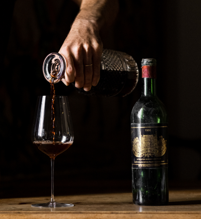 chateau_palmer_1966 Dégustation d'une bouteille de Château Palmer 1966, versée dans un verre