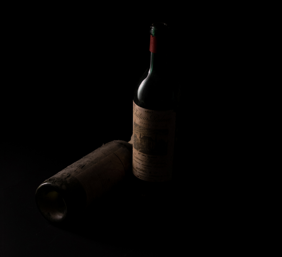 La culture des grands crus – Maison Sichel Vieille bouteille poussiéreuse illustrant la culture des grands crus de la Maison Sichel