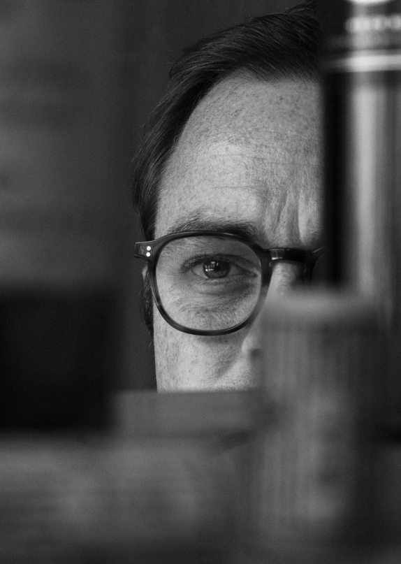 L’atelier Sichel – un vin à votre image Portrait rapproché d'un homme derrière des lunettes, un vin à votre image par L'atelier Sichel