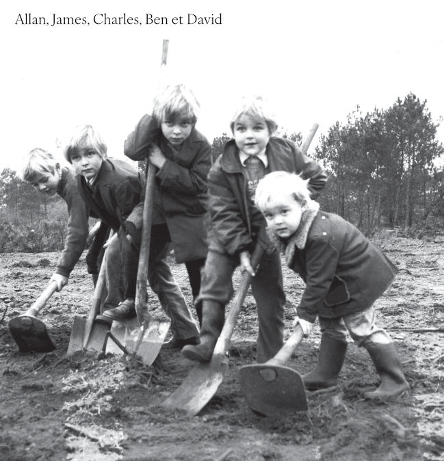 Les frères Sichel Photographie d'archive des frères Sichel enfants, Allan, James, Charles, Ben et David, tenant des pelles