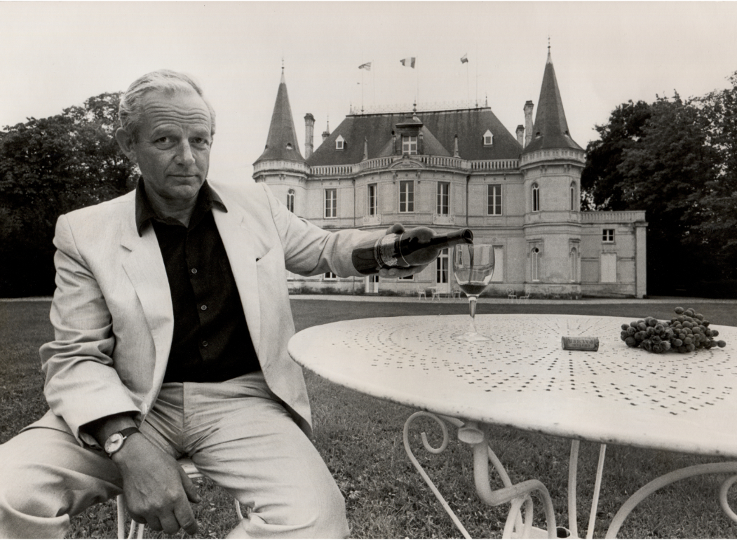 Peter Allan Sichel – Château Palmer Peter Allan Sichel servant du vin devant le Château Palmer