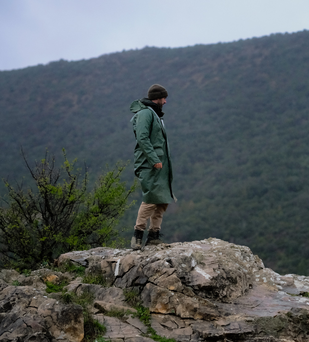 peter_sichel_dans_les_montagnes_de_cucugnan Personne debout sur un promontoire rocheux dans les montagnes de Cucugnan
