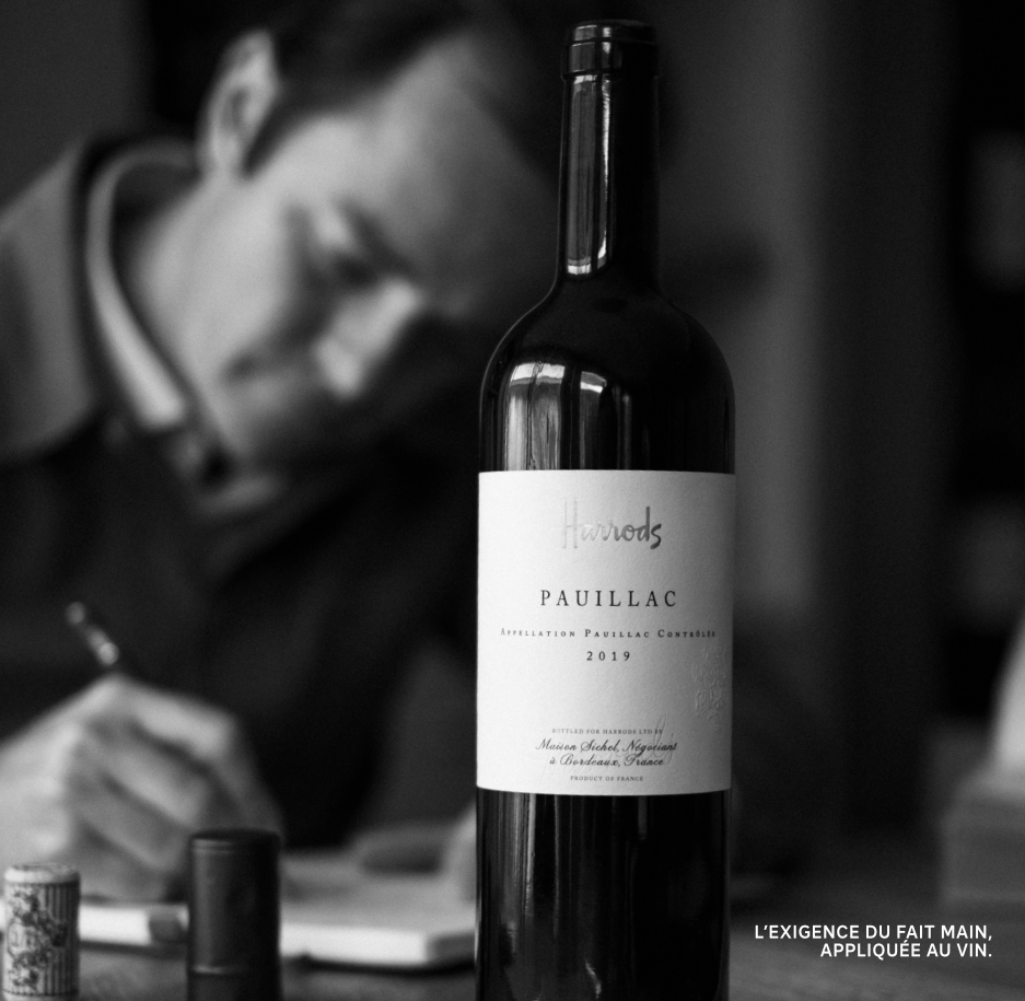 Un lieu d’accompagnement – Maison Sichel Bouteille de Pauillac Harrods, élaborée par la Maison Sichel Négociant
