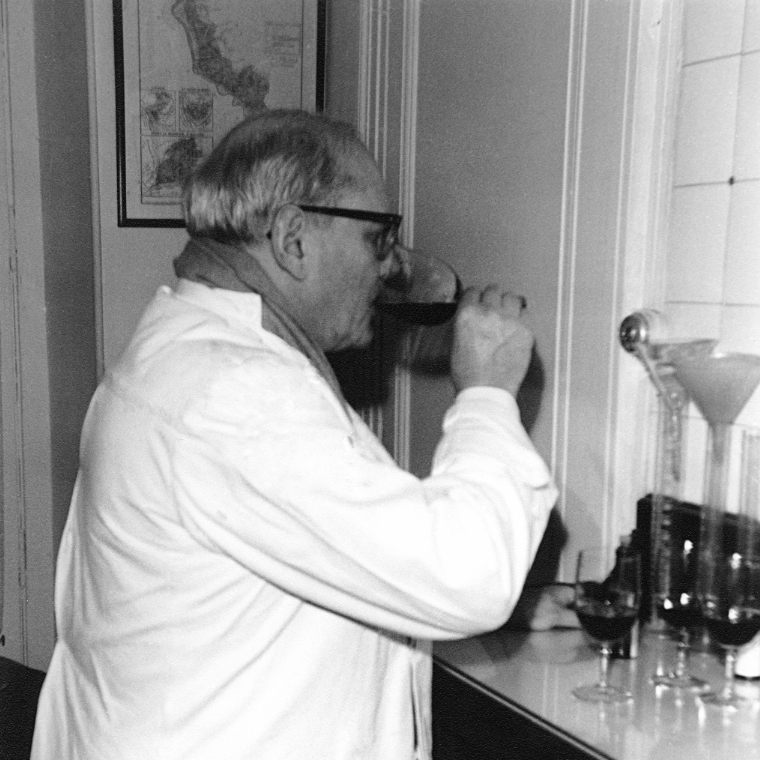 Un lieu pour créer le vin – Maison Sichel Photographie d'archive d'un œnologue dégustant du vin dans un laboratoire