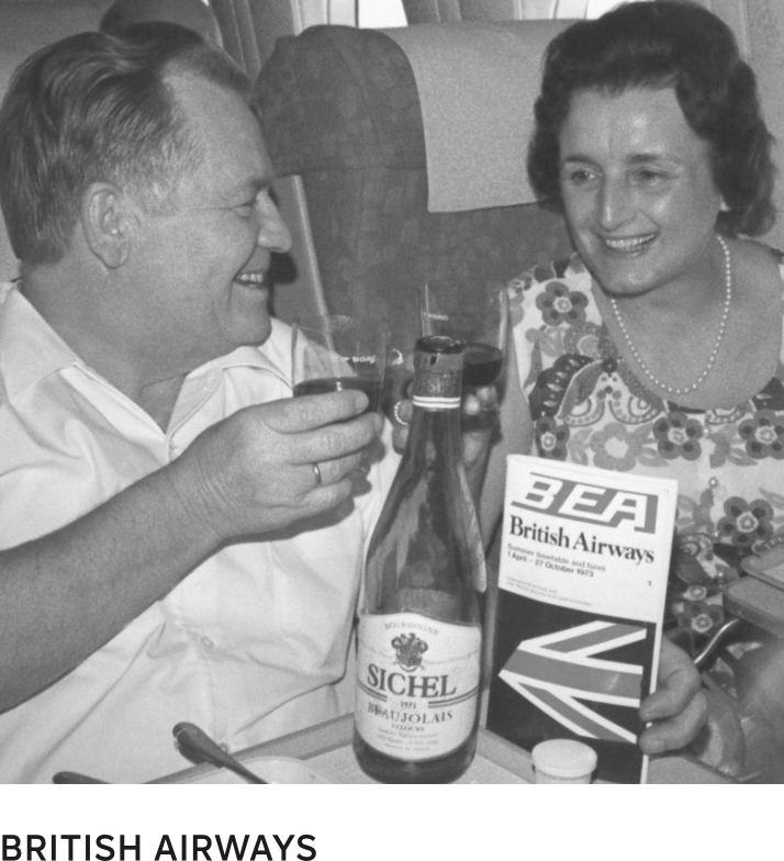 Vins Sichel – British Airways Photographie d'archive de la présentation d'un vin Sichel Beaujolais à bord de British Airways