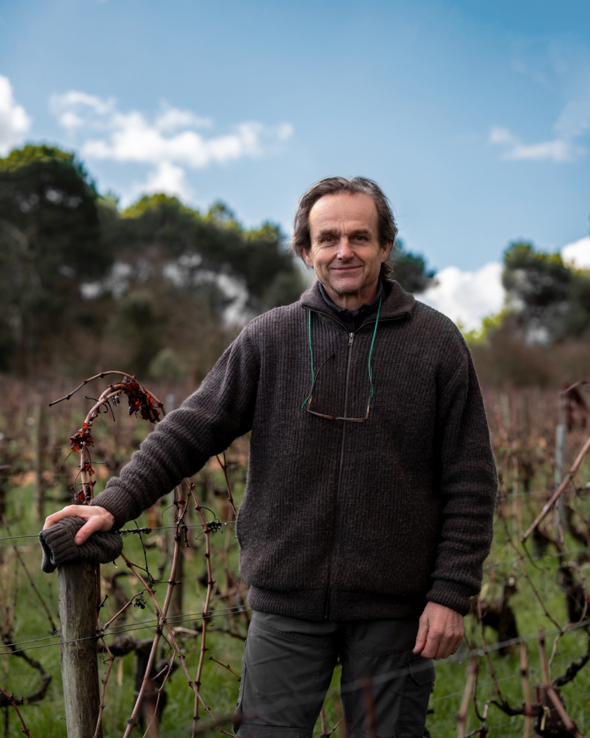 Angludet, une histoire de famille et de lieu – Ben Sichel Ben Sichel debout dans les rangs de vigne en hiver au Château Angludet